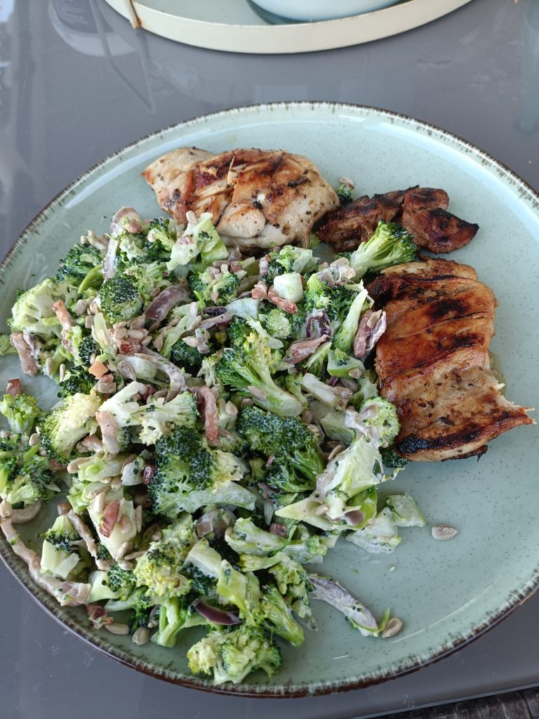 koolhydraatarm-broccoli met spekreepjes en yoghurtdressing